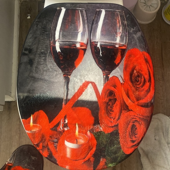 bathroom set wine glass bottles with roses and candles🌹🕯️🍷 - Picture 3 of 4